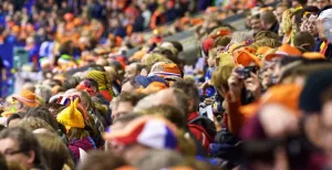 Koning Willem-Alexander opent vernieuwd Thialf Neem plaats in het supportersvak. Foto: Thialf