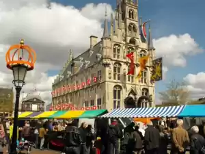 De kraampjes staan op pittoreske plekken in Gouda. Fotograaf: Organisatieburo J. & E. van Aerle bv