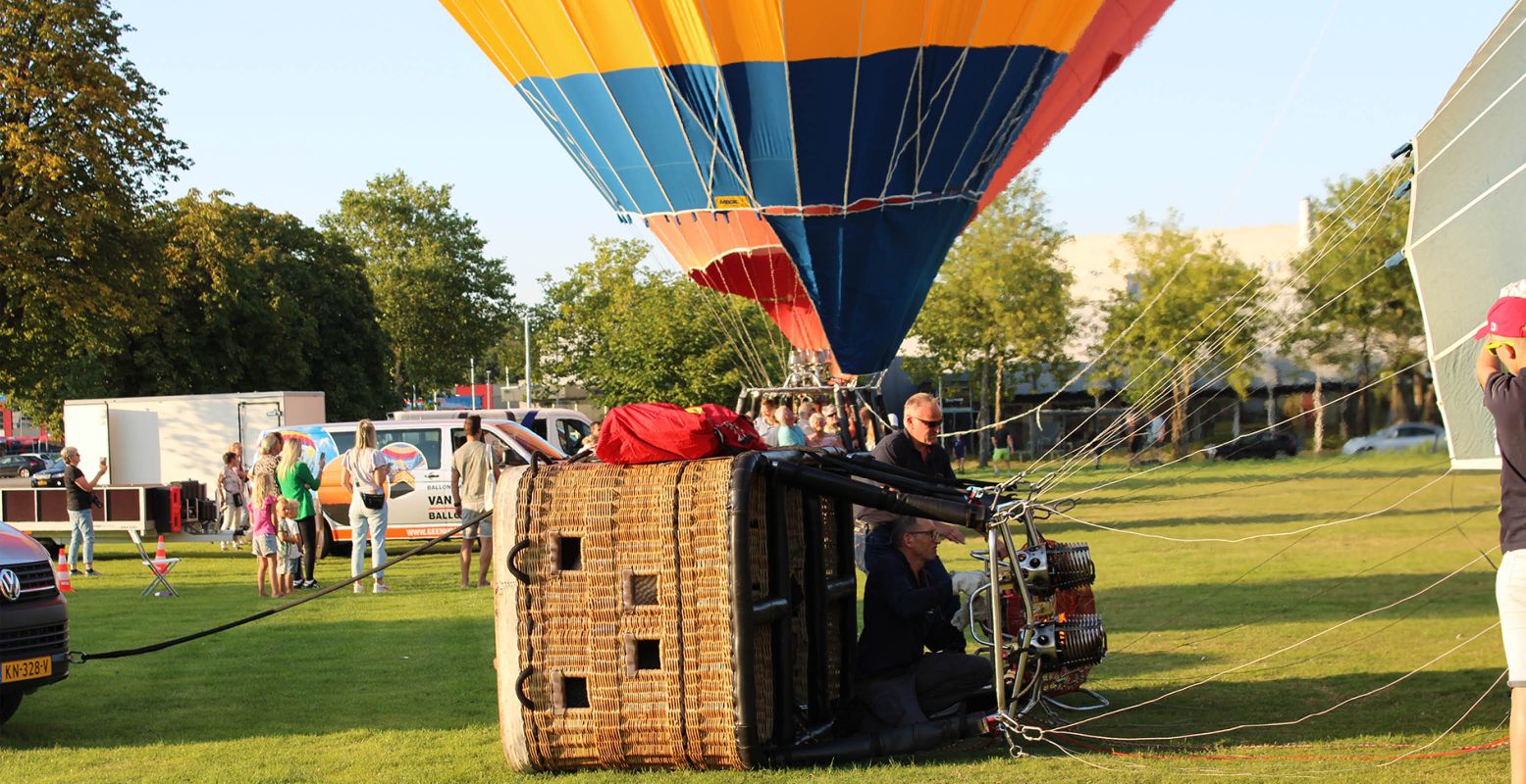 De ballon vult zich met lucht en gas. Foto: DagjeWeg.NL © Daniëlle Kleijer