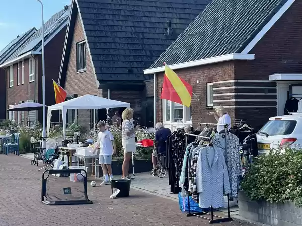 Meer dan 200 particulieren verkopen vanuit hun tuin. Foto A. den Boer Meer dan 200 particulieren verkopen vanuit hun tuin. Foto A. den Boer