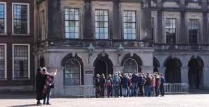 Hoezee! Doe een extra Hollands dagje uit in Den Haag Volg een rondleiding op het Binnenhof met ProDemos. Foto: DagjeWeg.NL.