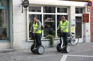 Segwayen over de kasseien Nog even en de Segway is niet meer weg te denken uit het straatbeeld van Brugge. Foto's, Johannes Baas.