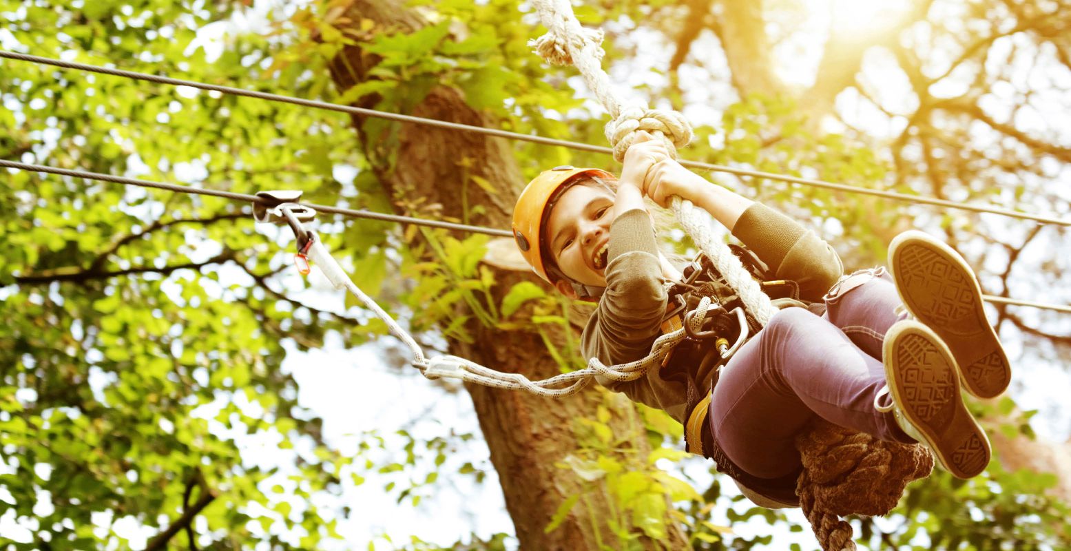 Met een zipline zoef je zo naar de overkant. Foto: Klimbos Avontuurlijk Paasloo