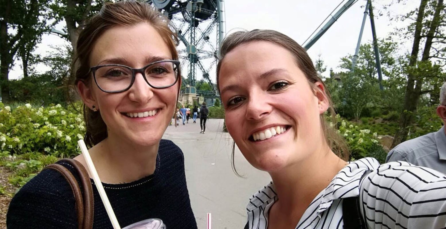 Redacteur Eline (links) concludeert: een dagje Efteling is ook leuk voor twintigers! Foto: Redactie DagjeWeg.NL