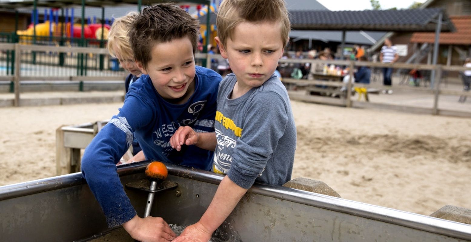 Heerlijk: kliederen met water en zand. Foto: De Flierefluiter © Raamsteeboers