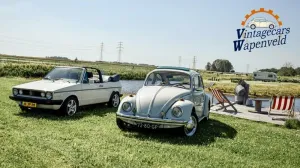 Vintage VW Golf Cabrio met open dak en vintage VW-Kever met schuifdakje van Vintagecars Wapenveld. Foto: Vintagecars Wapenveld