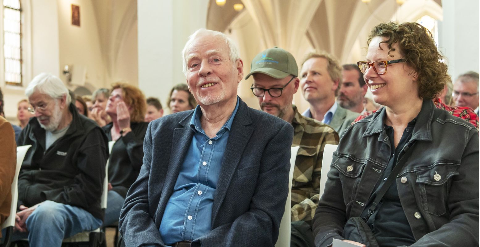 Jan van Haasteren met zijn dochter Saskia tijdens de opening van de tentoonstelling in het Stadsmuseum. Foto: Ruben Schipper