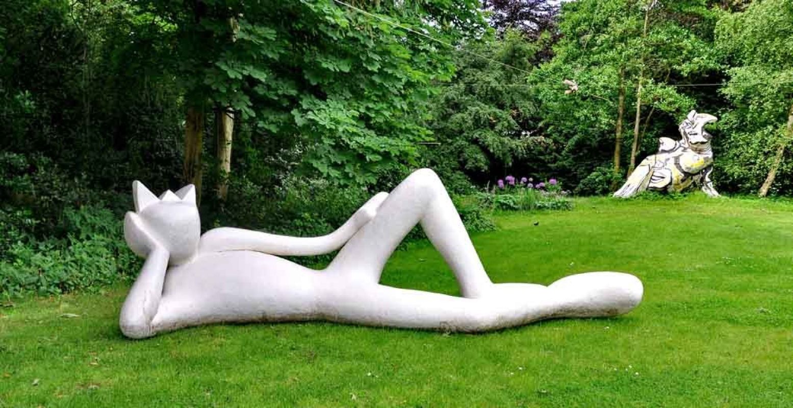 Overal kom je luierende sculpturen tegen. Alain Séchas, Lazy King, 2008. Foto Peter H. Toxopeus