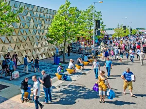 De gezellige boulevard. Foto: De Bazaar Beverwijk.