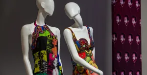 Gianni Versace: Italiaanse extravaganza in Groningen Gianni Versace Pop Art (Vogue Dress & Marilyn Monroe/James Dean Dress). Foto: © Dirk Patschkowski