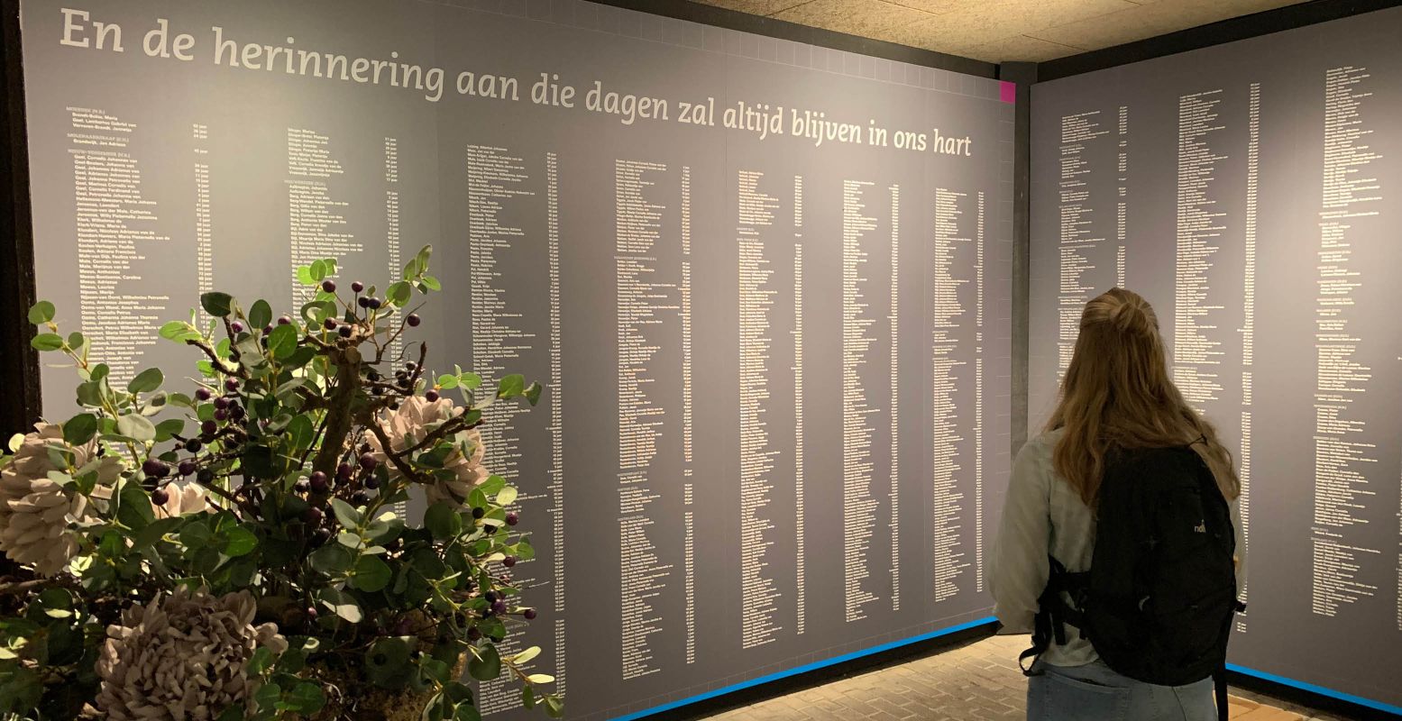 De herdenkingswand met de namen van alle slachtoffers van de Watersnoodramp. Foto: Redactie DagjeWeg.NL