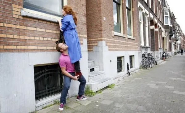Gluren bij de buren