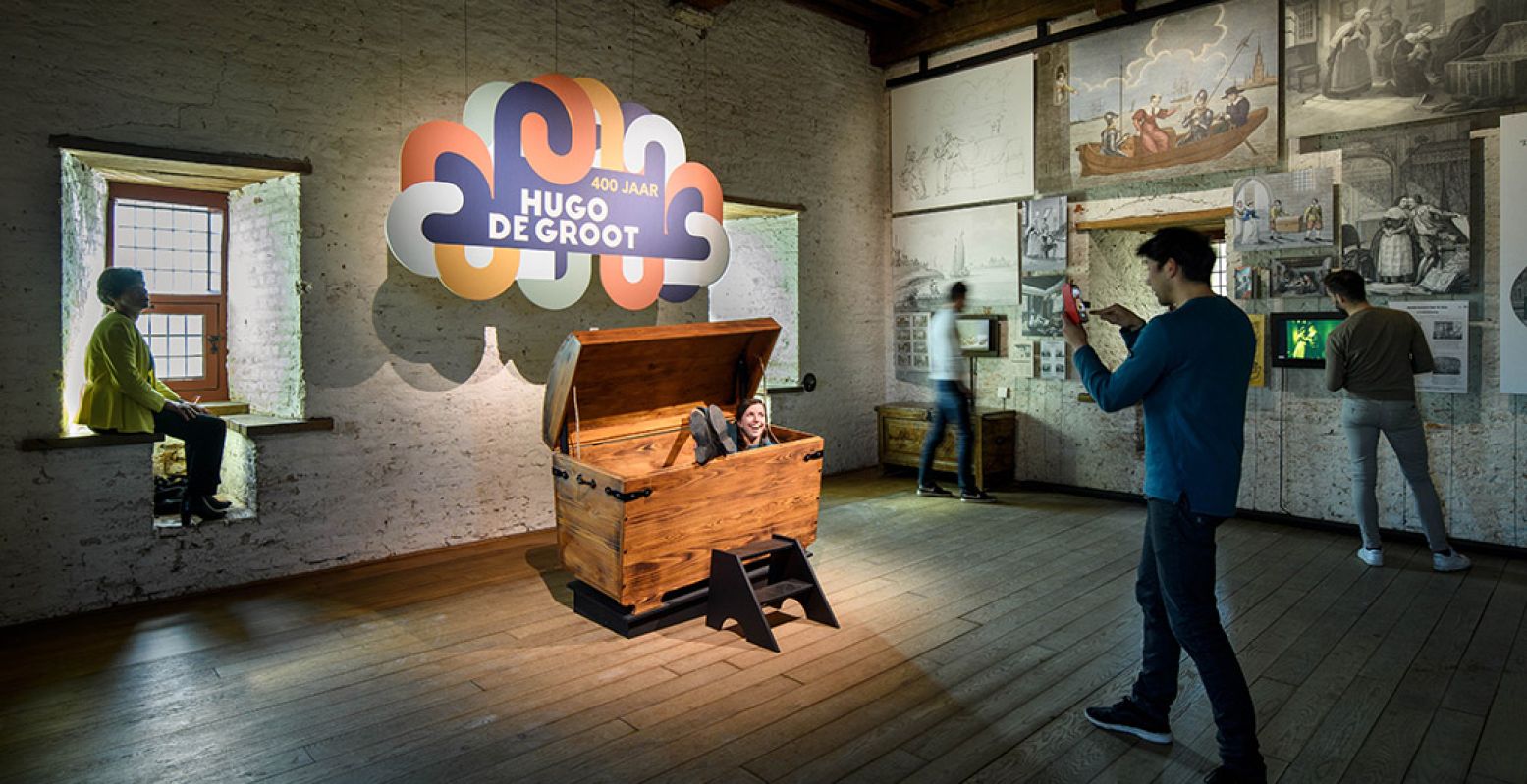 Bekijk de boekenkist waar Hugo de Groot mee ontsnapte uit Slot Loevestein in de expositie over de denker en schrijver. Foto: Slot Loevestein © Mike Bink