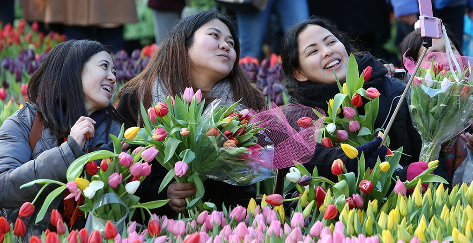 Tijd voor een fleurige selfie tussen de kleurige tulpen! Foto: Tulpentijd.nl / VidiPhoto.