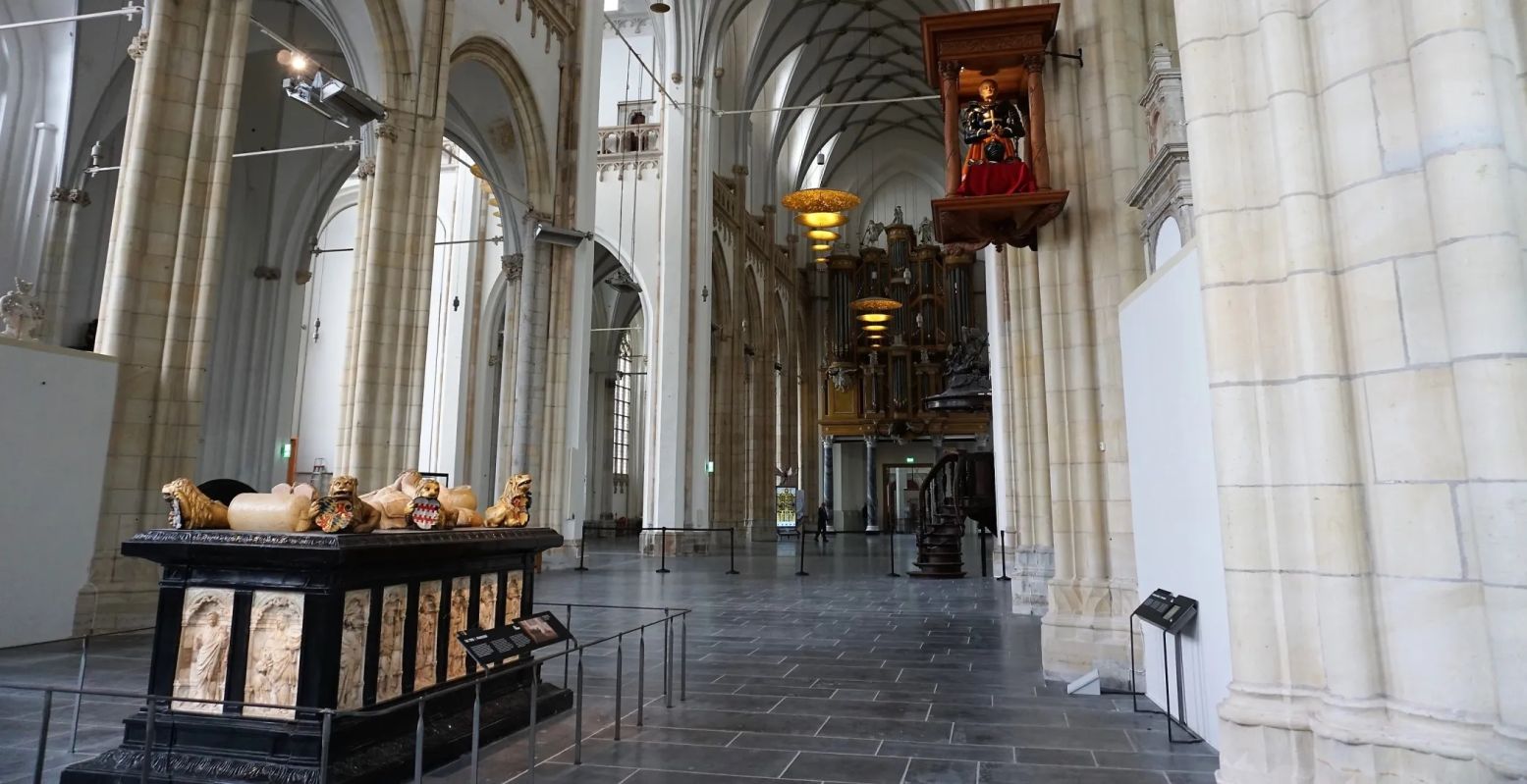 De kerkzaal van de Eusebiuskerk met het praalgraf en harnas van hertog Karel van Gelre. Foto: DagjeWeg.NL © Tonny van Oosten