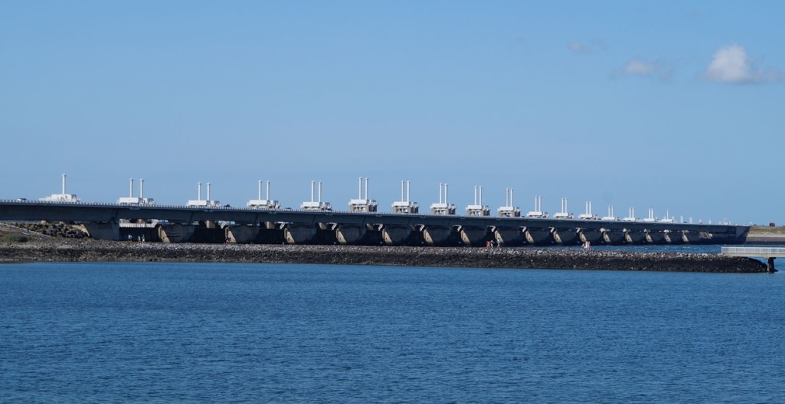 De stormvloedkering in de Oosterschelde wordt wel het achtste wereldwonder genoemd. Je kunt deze kering niet alleen uit de verte bekijken, maar ook bezoeken. Foto: DagjeWeg.NL