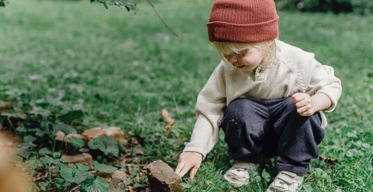 Zet je rode mutsje op en ga op zoek naar kabouters in het bos. Foto: Allan Mas via  Pexels 