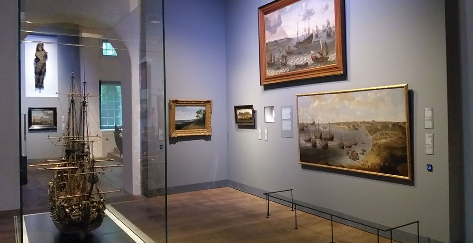 Enkele van de topstukken op de expositie in de nieuwe hoofdgalerij. Foto: Het Scheepvaartmuseum