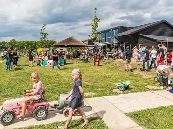 In de zomer speel je heerlijk buiten in de natuur. Foto: Hoppies In de zomer speel je heerlijk buiten in de natuur. Foto: Hoppies