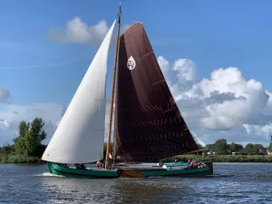 Vaar met vrienden, familie of collega's in een skûtsje! Foto: H2Oevents