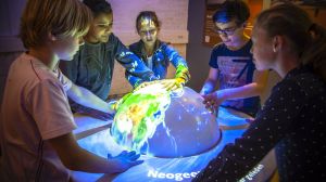 Kinderen draaien de 4D-globe om te zien hoe de wereld verandert in GeoFort