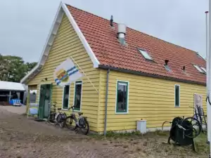 Gezicht op de scheepswerf, entree. Foto: DagjeWeg.NL