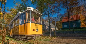 Geniet van de herfst in het Nederlands Openluchtmuseum Bekijk het park vanuit de historische tram. Foto: Nederlands Openluchtmuseum @ Adrian Sommeling