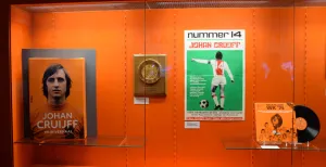 Oranje is kampioen in het Nederlands Openluchtmuseum Johan Cruijff heeft een eigen zaal in Helden aan de Bal. Foto: redactie DagjeWeg.NL
