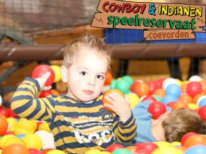 Kom spelen in de ballenbak. Foto: Cowboys en Indianen Speelreservaat ©