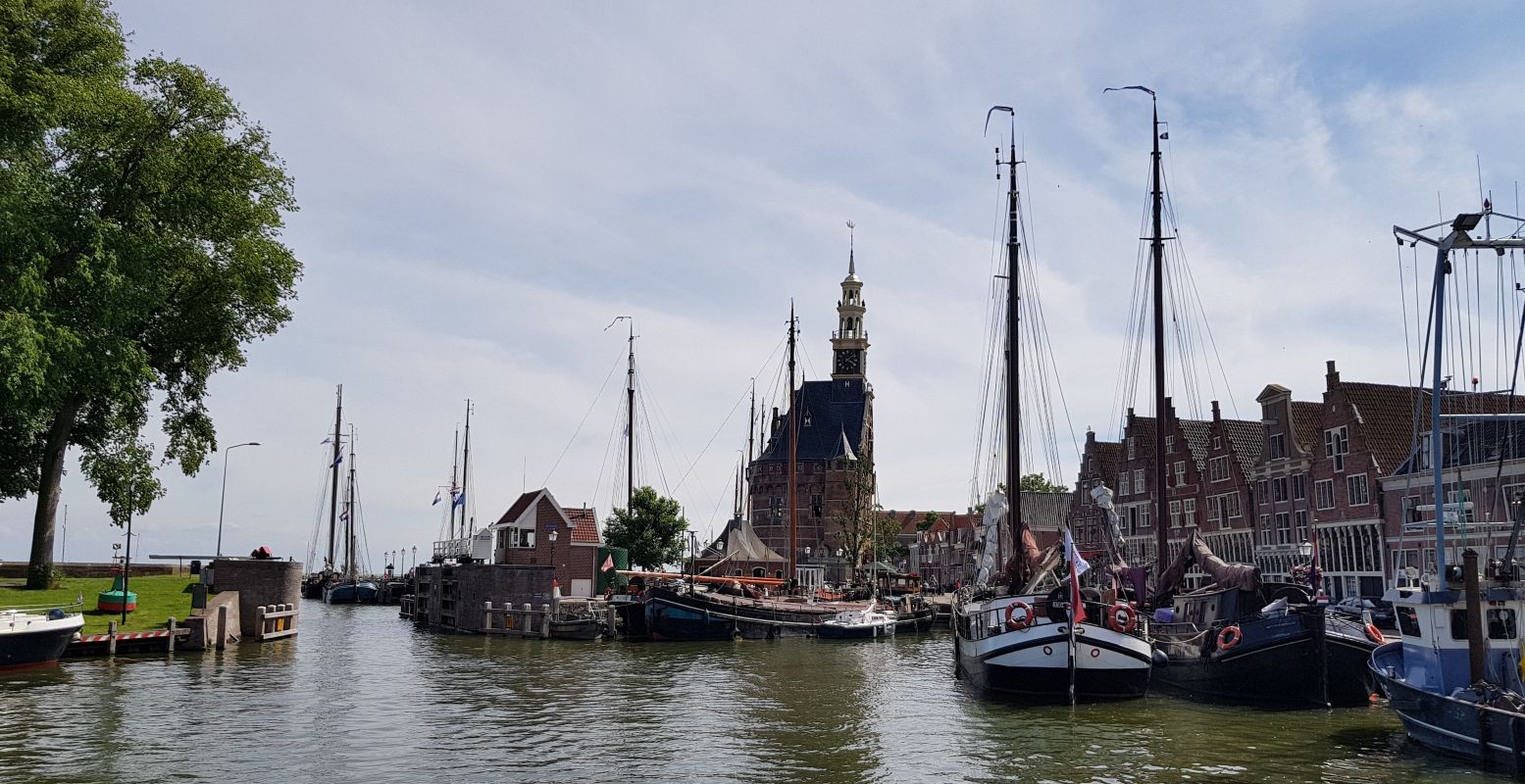 Hotspot van Hoorn: de haven vol historische schepen, met op de achtergrond de Hoofdtoren. Foto: DagjeWeg.NL © Tonny van Oosten