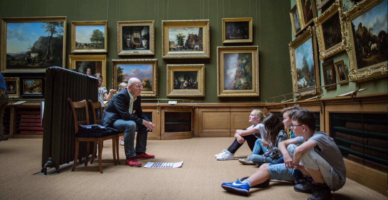 Ja, dat weet je juf of meester niet! Ook over schilderijen weten de experts van de kindercolleges veel te vertellen. Foto: MuseumJeugdUniversiteit © Martine Goulmy