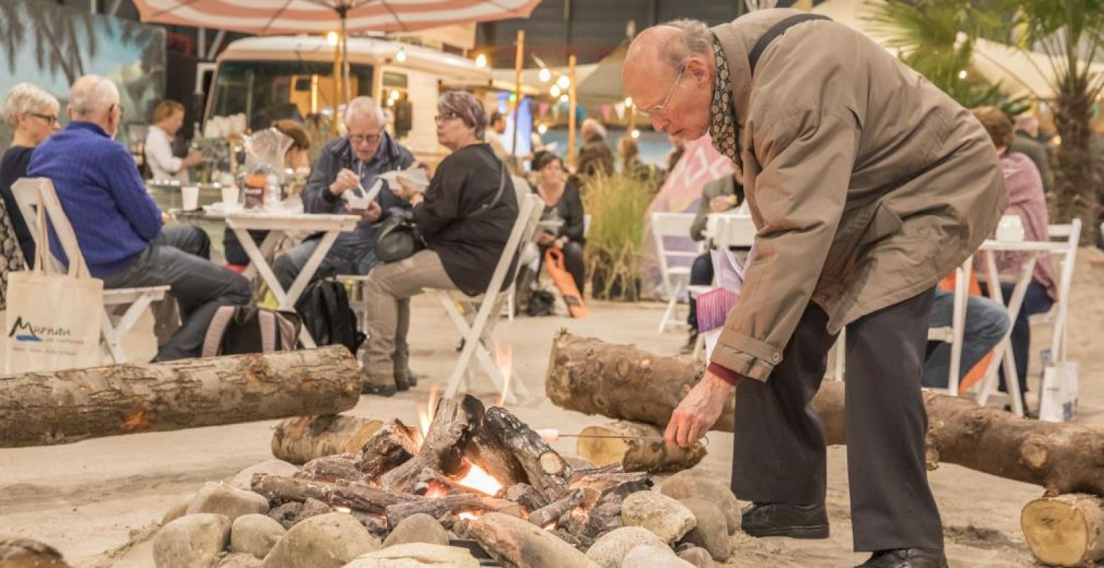 Rooster alvast een marshmallow alsof je al op vakantie bent. Foto: Vakantiebeurs