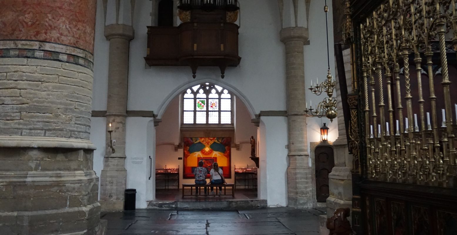 De Mariakapel met het speciaal voor de kapel gemaakte schilderij van Bert Grootjohann, dat symbool staat voor het ontmoeten van elkaar. Foto: DagjeWeg.NL © Tonny van Oosten