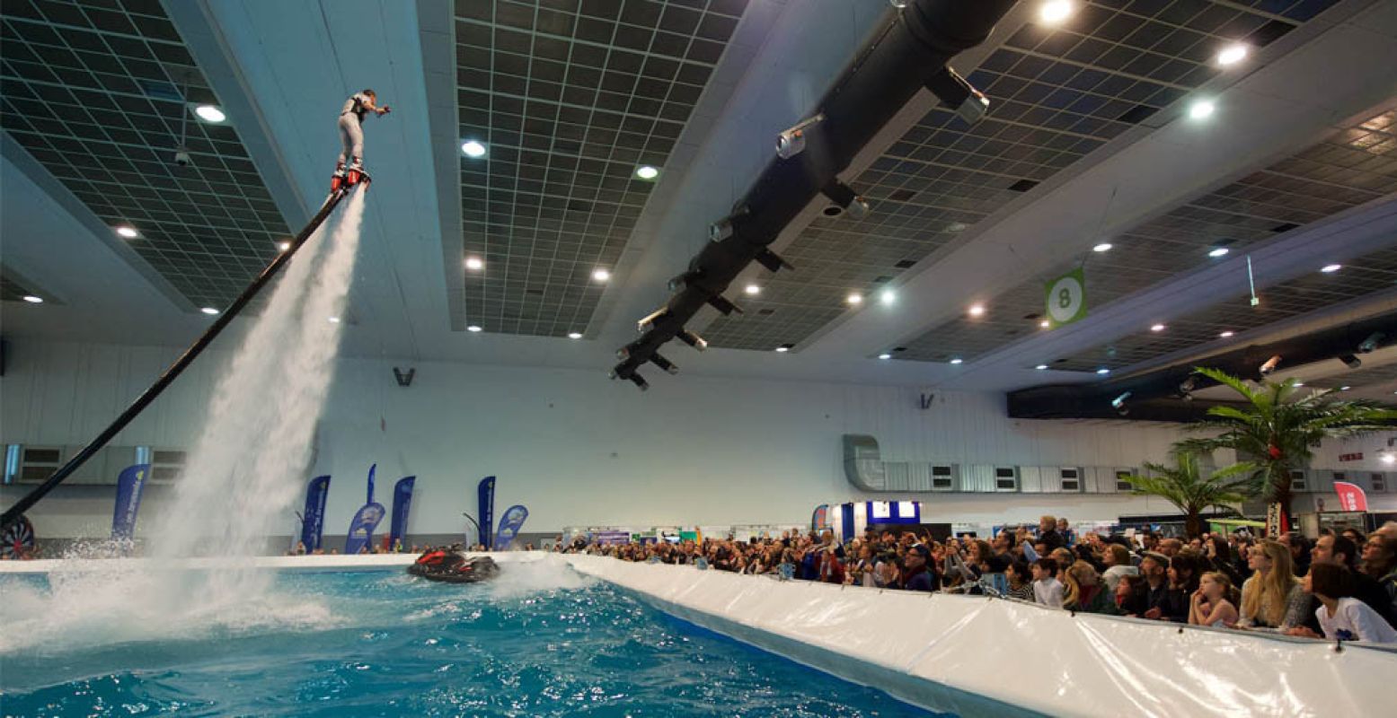 De lucht in op een flyboard. Foto: © Vakantiesalon van Brussel 2016