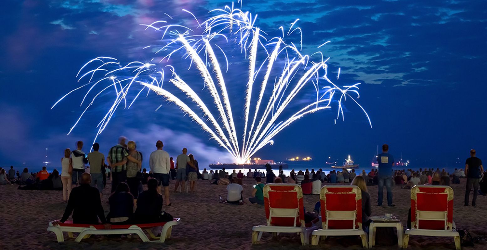 Na de altijd succesvolle zomereditie van Internationaal Vuurwerkfestival Scheveningen dit jaar dus ook een winterse en bescheiden versie in de vorm van Wintervuurwerk Scheveningen. Foto: Feest aan Zee © Maurice Haak.