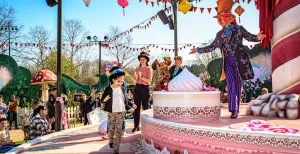 Uitnodiging: vier een doldwaze verjaardag in de Efteling Eerste bezoekers in Efteling Wonderland. Foto: Efteling, Levin Den Boer