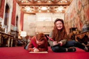 Kinderen doen een spannende speurtocht door het kasteel. Foto: Kasteel de Haar