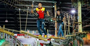 Hoge toppen, diepe dalen In Huizen vind je het grootste indoor klimpark van Europa: Coronel Adventure Indoor Klimpark. Coronel Foto: Coronel © Tim Buiting