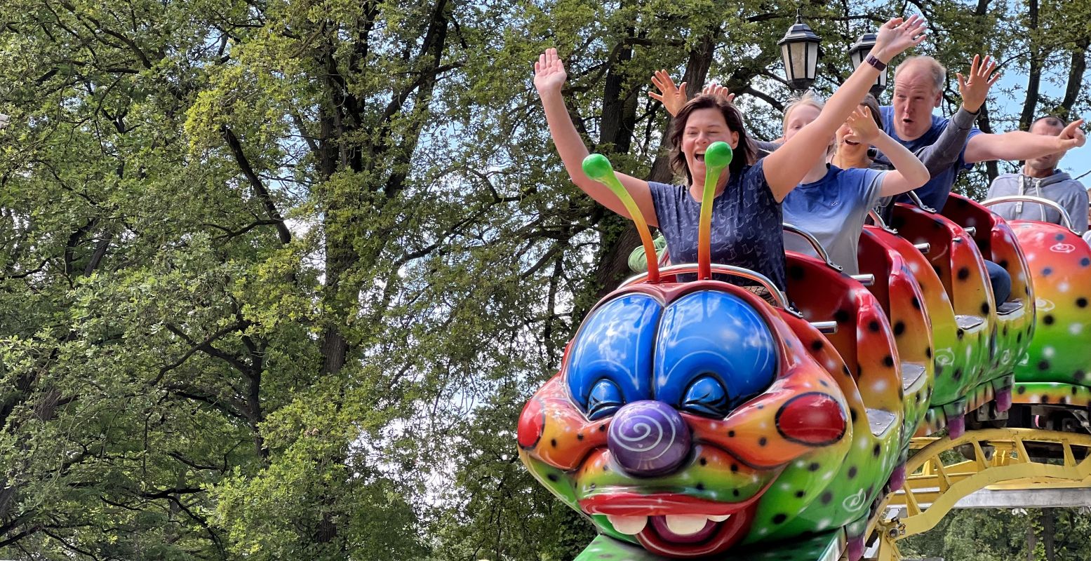 Met het hele gezin gezellig een dagje naar een pretpark, zoals De Waarbeek in Overijssel. Foto: Attractiepark de Waarbeek © Maikel Rutgers