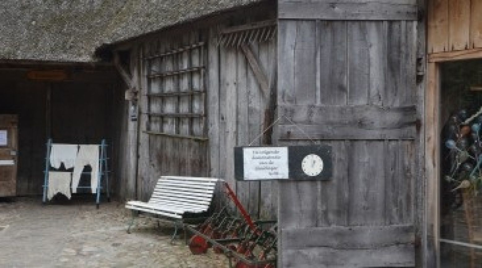 Naast de glasblazerij staat de oudste boerderij van het dorp, die stamt uit 1600. Foto: DagjeWeg.NL