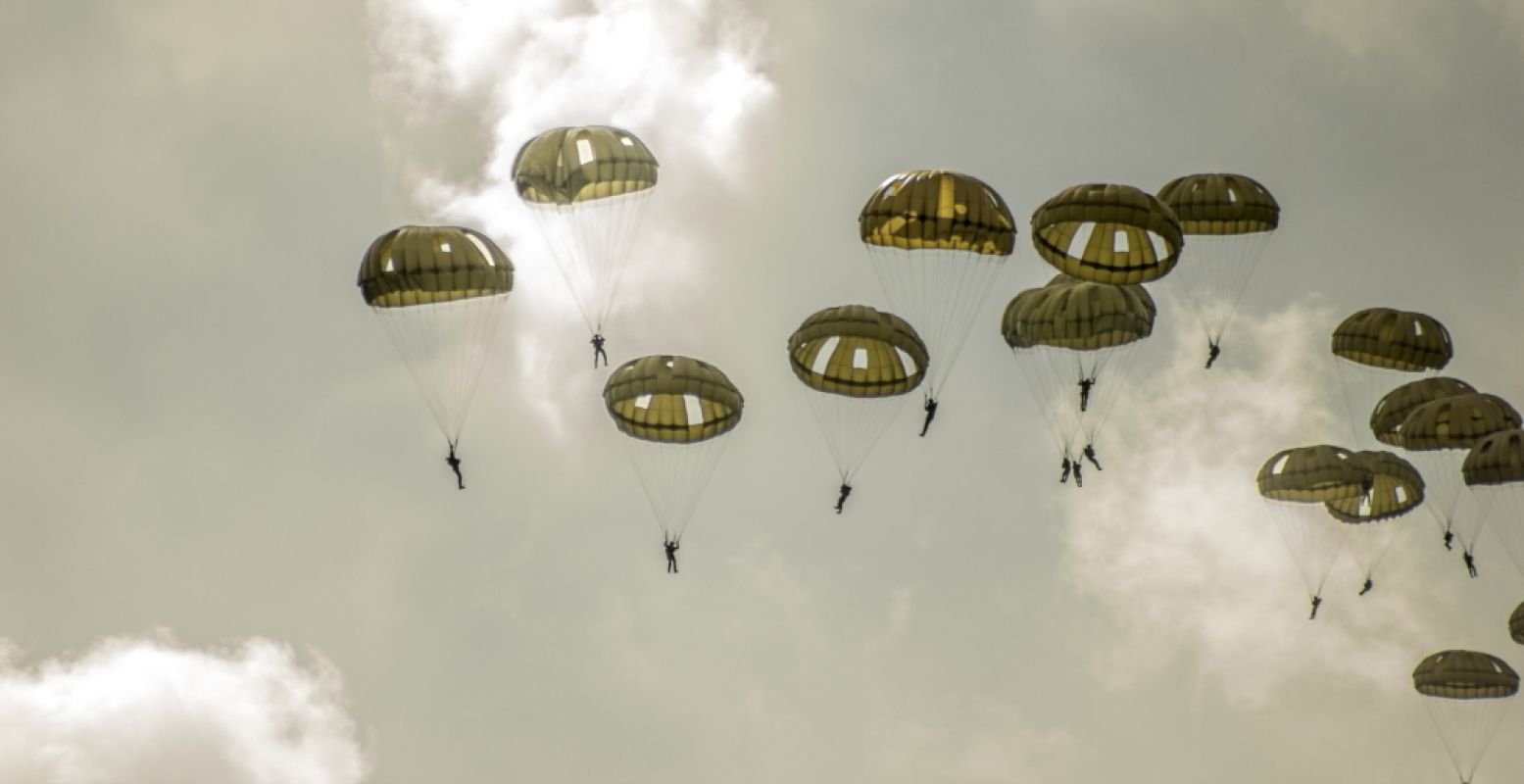 Spectaculair: de Airborne Luchtlandingen op de Ginkelse Heide op zaterdag 21 september. Foto: Bezoek Ede / Shutterstock.