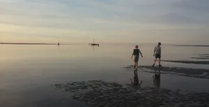 Stappen op Werelderfgoed Waddenzee Halt houden voor de Zoutkamplaag. Foto: DagjeWeg.NL, Mathilde van Ravensberg.