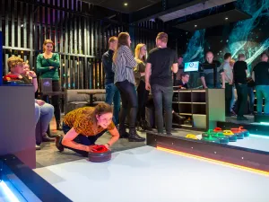 Curling is een gezellige activiteit, maar ook een fanatieke! Foto: Posta7