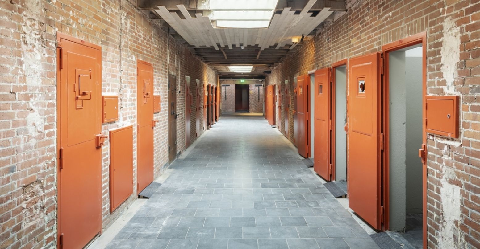 De beruchte nazi-gevangenis Oranjehotel in Scheveningen is gerestaureerd en nu een indrukwekkend herinneringscentrum. Hier voel je hoe kwetsbaar vrijheid is. Bijgesneden voor DagjeWeg.NL. Foto: Nationaal Monument Oranjehotel © Arjan de Jager