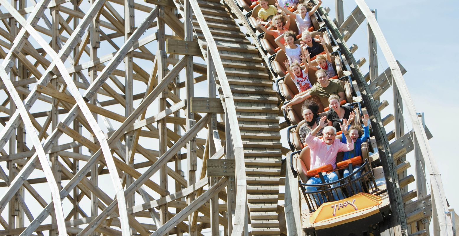 Durf jij in Troy? De langste en snelste houten achtbaan van de Benelux. Foto: Attractiepark Toverland