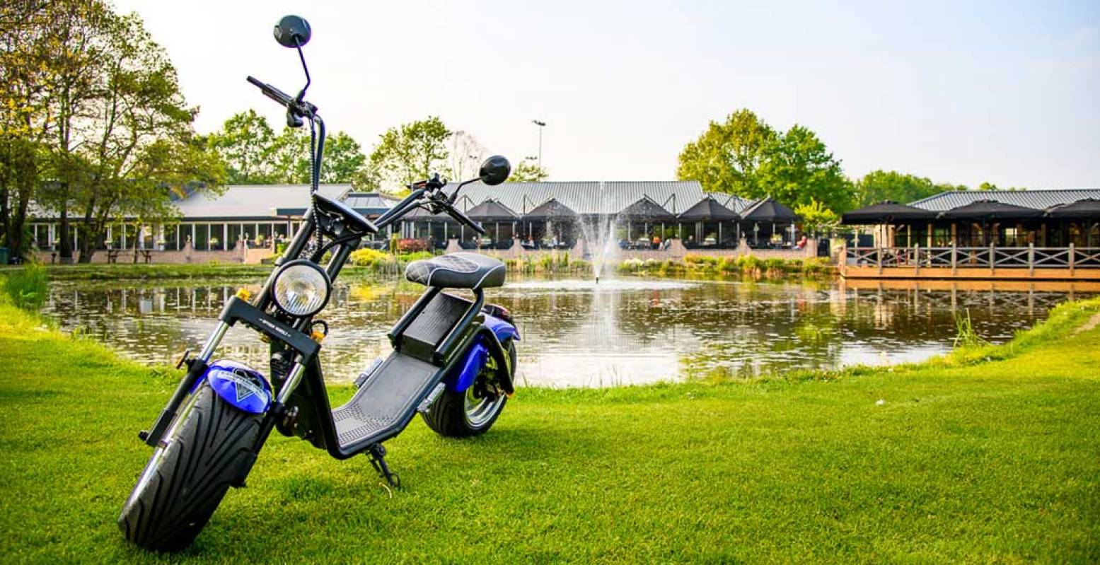 Huur een e-chopper in Venlo en ontdek het Limburgse land. Foto: Maashof Huur een e-chopper in Venlo en ontdek het Limburgse land. Foto: Maashof