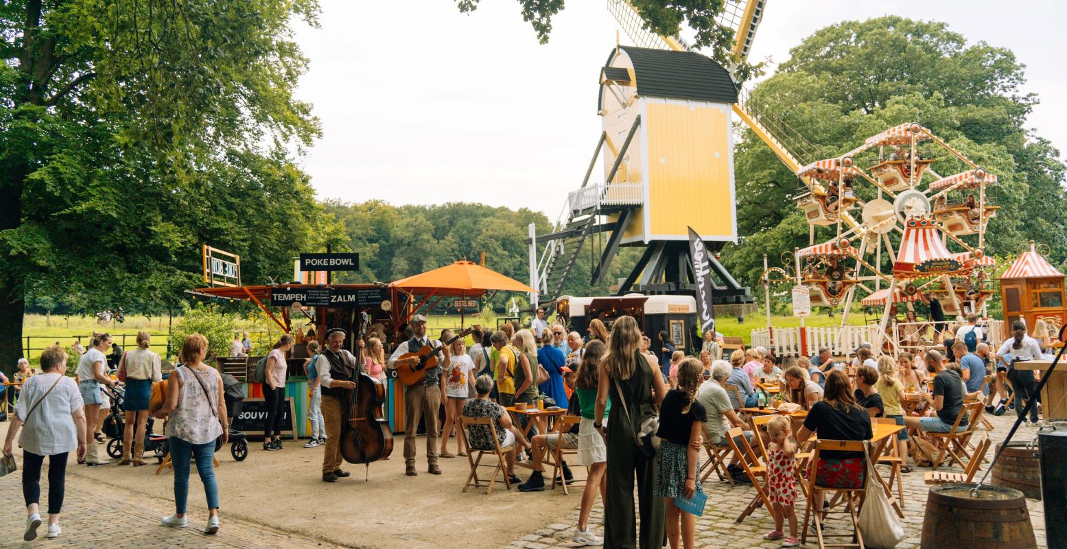 Haal wat lekkers bij een van de vele foodtrucks. Foto: Nederlands Openluchtmuseum © Linde Berends Haal wat lekkers bij een van de vele foodtrucks. Foto: Nederlands Openluchtmuseum © Linde Berends
