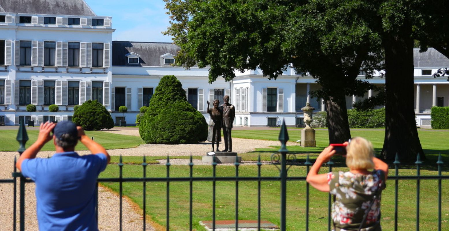 Hekken dicht, maar nog wel te zien: Paleis Soestdijk. Foto: DagjeWeg.NL, Coby Boschma.