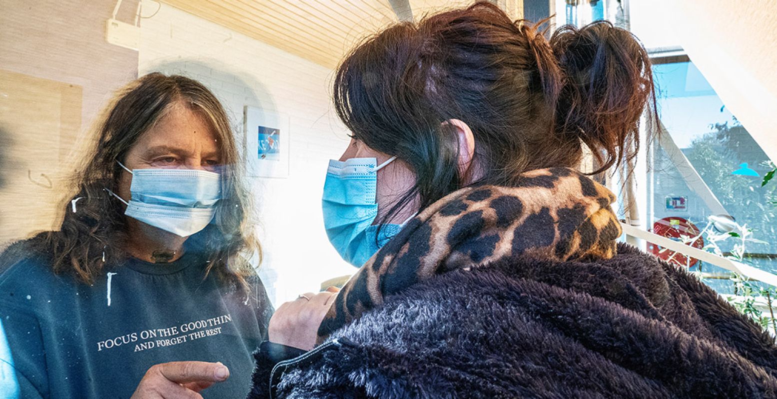 Een beeld dat we allemaal meekregen tijdens de coronapandemie: alleen nog contact door het raam. Dat was niet alleen zo met opa en oma, maar ook met mensen in de geestelijke gezondheidszorg. Foto: Museum van de Geest © Inge Hondebrink