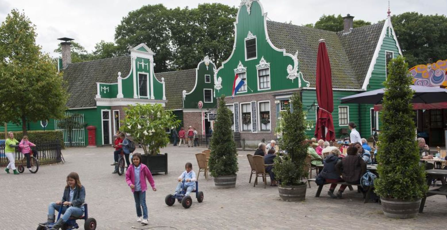 Even terug naar de rust van vroeger en ouderwetse spelletjes spelen. Foto: Nederlands Openluchtmuseum.